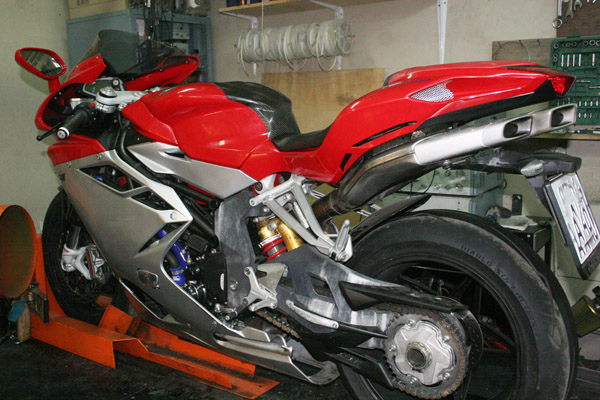 мотоцикл Agusta на диностенде